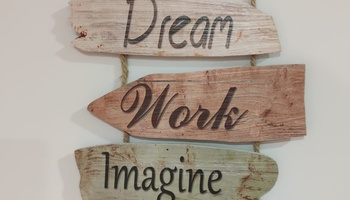 El aula Bette Davis es amplia y cuenta con luz y ventilación natural. Esta equipada para clases de teatro, danza, circo y es polivalente.