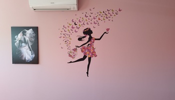 El aula Bette Davis es amplia y cuenta con luz y ventilación natural. Esta equipada para clases de teatro, danza, circo y es polivalente.