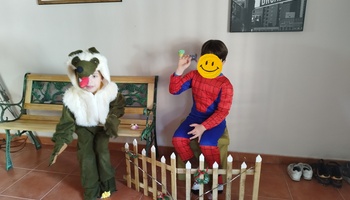 Nuestros campamentos urbanos son un oasis de diversión y cariño para los/as niños/as que necesitan un espacio estimulante, tranquilo y seguro para crecer y desarrollarse. Nos adaptamos a cada niño/a y pensamos en sus necesidades por encima de nuestra programación. No encontrarás profesionales tan comprometidos ni la calidad psicoeducativa que ofrecemos en Bambalinas.