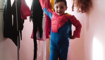 Nuestros campamentos urbanos son un oasis de diversión y cariño para los/as niños/as que necesitan un espacio estimulante, tranquilo y seguro para crecer y desarrollarse. Nos adaptamos a cada niño/a y pensamos en sus necesidades por encima de nuestra programación. No encontrarás profesionales tan comprometidos ni la calidad psicoeducativa que ofrecemos en Bambalinas.