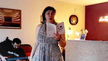 Los recitales de poesía son un derroche de pasión, emocion, magia e impro. El ambiente es bohemio y las emociones más cotidianas saltan a escena en forma de poema