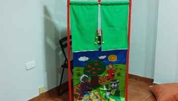 El aula Bette Davis es amplia y cuenta con luz y ventilación natural. Esta equipada para clases de teatro, danza, circo y es polivalente.