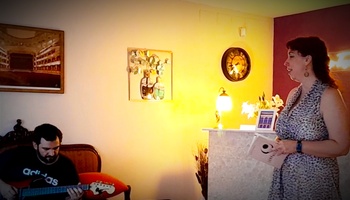 Los recitales de poesía son un derroche de pasión, emocion, magia e impro. El ambiente es bohemio y las emociones más cotidianas saltan a escena en forma de poema