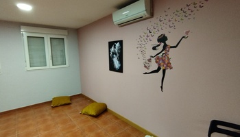 El aula Bette Davis es amplia y cuenta con luz y ventilación natural. Esta equipada para clases de teatro, danza, circo y es polivalente.