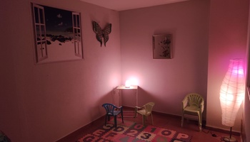 Acondicionada de forma polivalente, el aula Chaplin cuenta con luz y ventilación natural, juguetes sensoriales, espacios de estudio y de relajación. Ideal para grupos pequeños o atenciones individuales.