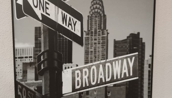 Descubre la escuela Bambalinas y sus espacios orientados a nuestras actividades de desarrollo artístico.