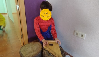 Nuestros campamentos urbanos son un oasis de diversión y cariño para los/as niños/as que necesitan un espacio estimulante, tranquilo y seguro para crecer y desarrollarse. Nos adaptamos a cada niño/a y pensamos en sus necesidades por encima de nuestra programación. No encontrarás profesionales tan comprometidos ni la calidad psicoeducativa que ofrecemos en Bambalinas.