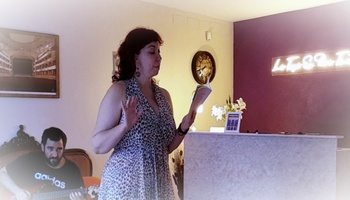 Los recitales de poesía son un derroche de pasión, emocion, magia e impro. El ambiente es bohemio y las emociones más cotidianas saltan a escena en forma de poema