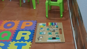 Acondicionada de forma polivalente, el aula Chaplin cuenta con luz y ventilación natural, juguetes sensoriales, espacios de estudio y de relajación. Ideal para grupos pequeños o atenciones individuales.