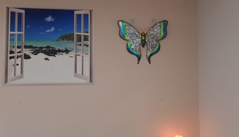 Acondicionada de forma polivalente, el aula Chaplin cuenta con luz y ventilación natural, juguetes sensoriales, espacios de estudio y de relajación. Ideal para grupos pequeños o atenciones individuales.