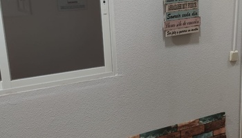 Acondicionada de forma polivalente, el aula Chaplin cuenta con luz y ventilación natural, juguetes sensoriales, espacios de estudio y de relajación. Ideal para grupos pequeños o atenciones individuales.